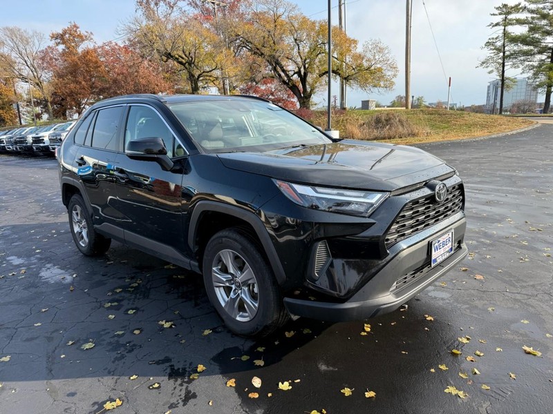 Toyota RAV4 Vehicle Full-screen Gallery Image 9