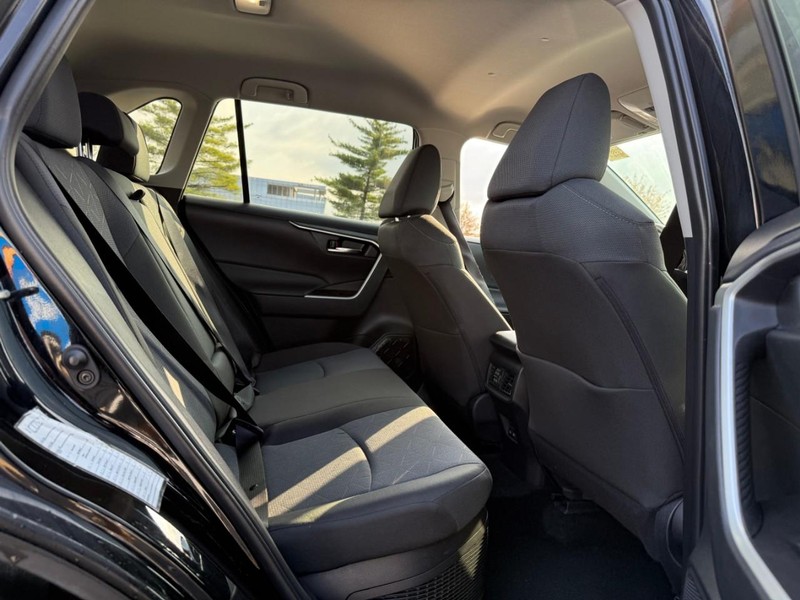 Toyota RAV4 Vehicle Full-screen Gallery Image 11