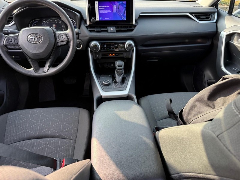 Toyota RAV4 Vehicle Full-screen Gallery Image 12