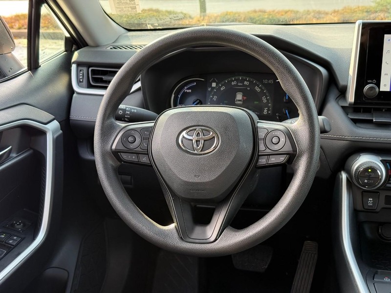 Toyota RAV4 Vehicle Full-screen Gallery Image 13