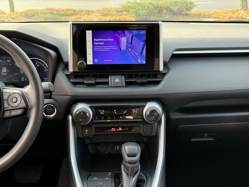 Toyota RAV4 Vehicle Full-screen Gallery Image 14