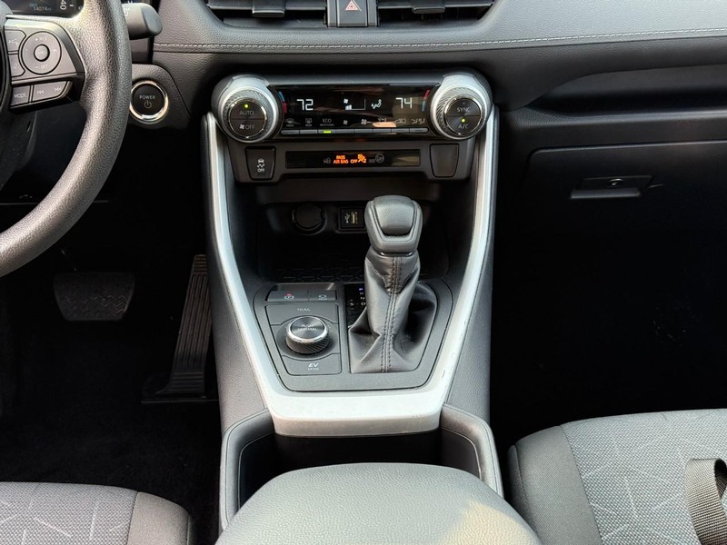 Toyota RAV4 Vehicle Full-screen Gallery Image 15