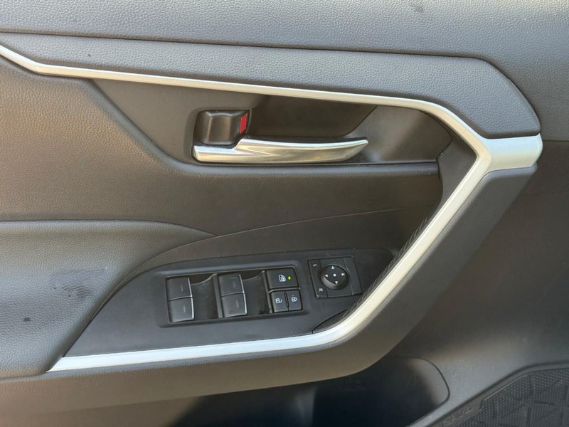 Toyota RAV4 Vehicle Full-screen Gallery Image 16