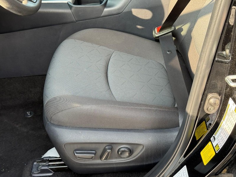 Toyota RAV4 Vehicle Full-screen Gallery Image 17