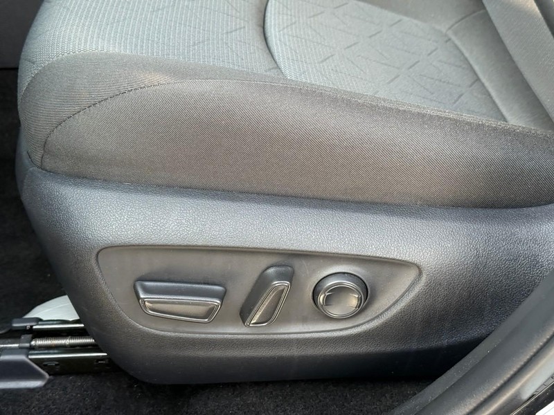 Toyota RAV4 Vehicle Full-screen Gallery Image 18