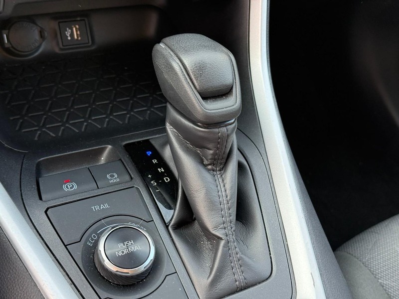 Toyota RAV4 Vehicle Full-screen Gallery Image 22