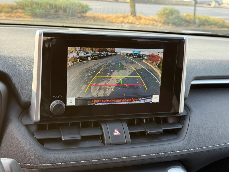 Toyota RAV4 Vehicle Full-screen Gallery Image 23