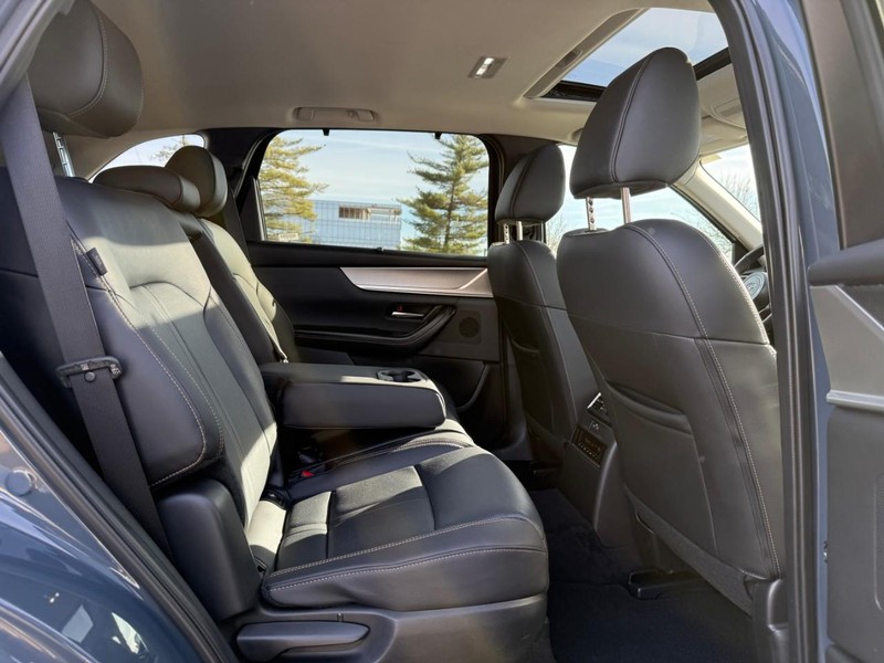 Mazda CX-70 Vehicle Full-screen Gallery Image 12