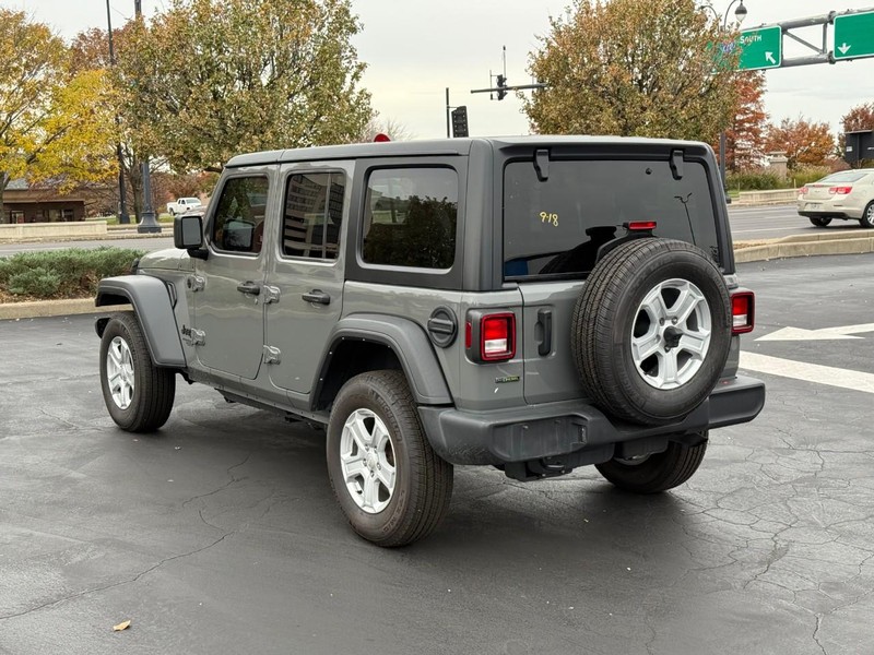 Jeep Wrangler Vehicle Full-screen Gallery Image 3