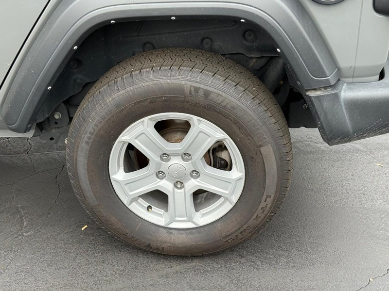 Jeep Wrangler Vehicle Full-screen Gallery Image 4