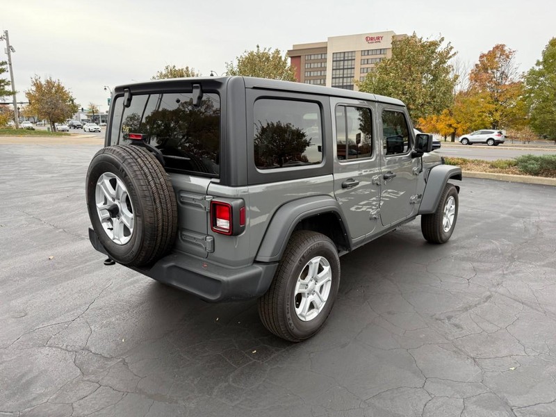 Jeep Wrangler Vehicle Full-screen Gallery Image 7