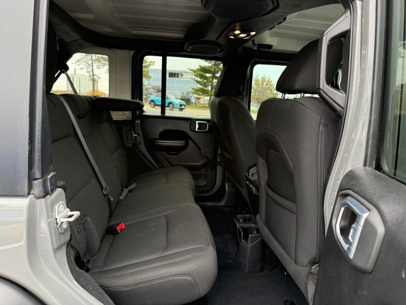 Jeep Wrangler Vehicle Full-screen Gallery Image 10