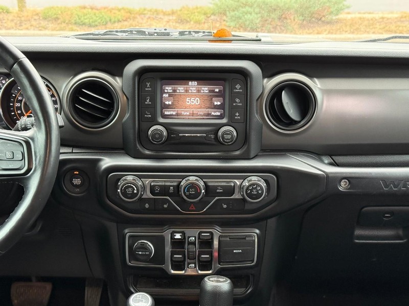 Jeep Wrangler Vehicle Full-screen Gallery Image 13