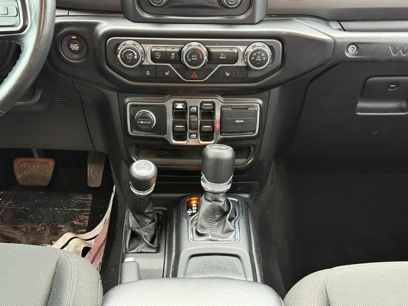 Jeep Wrangler Vehicle Full-screen Gallery Image 14