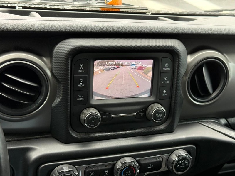 Jeep Wrangler Vehicle Full-screen Gallery Image 23