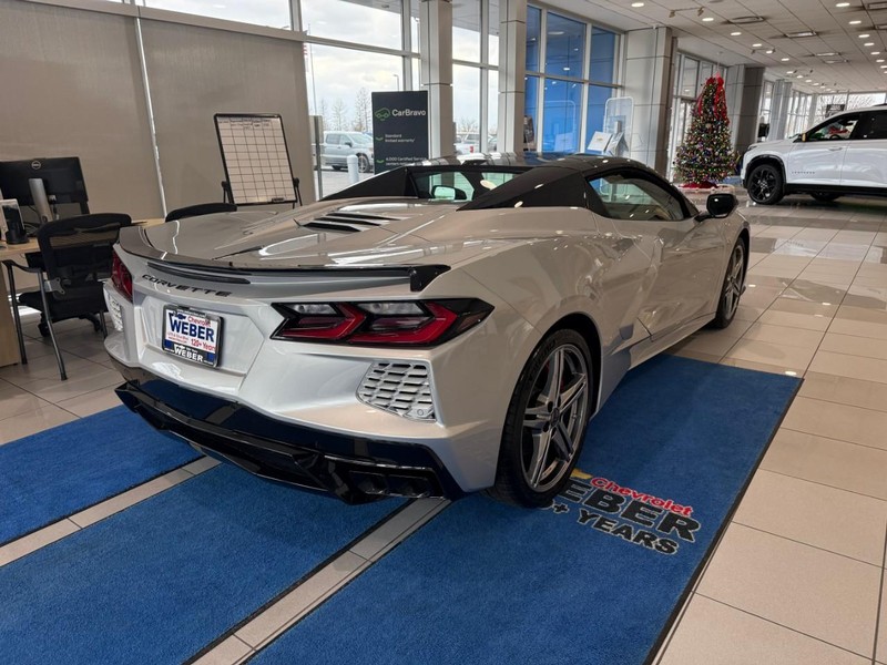 Chevrolet Corvette Vehicle Full-screen Gallery Image 3