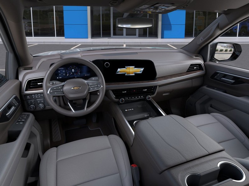 Chevrolet Suburban Vehicle Full-screen Gallery Image 15