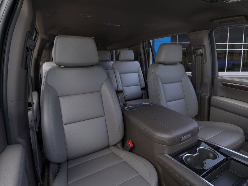 Chevrolet Suburban Vehicle Full-screen Gallery Image 16