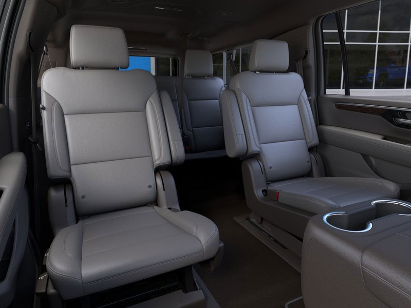 Chevrolet Suburban Vehicle Full-screen Gallery Image 17
