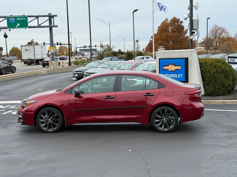 Toyota Corolla Vehicle Full-screen Gallery Image 2