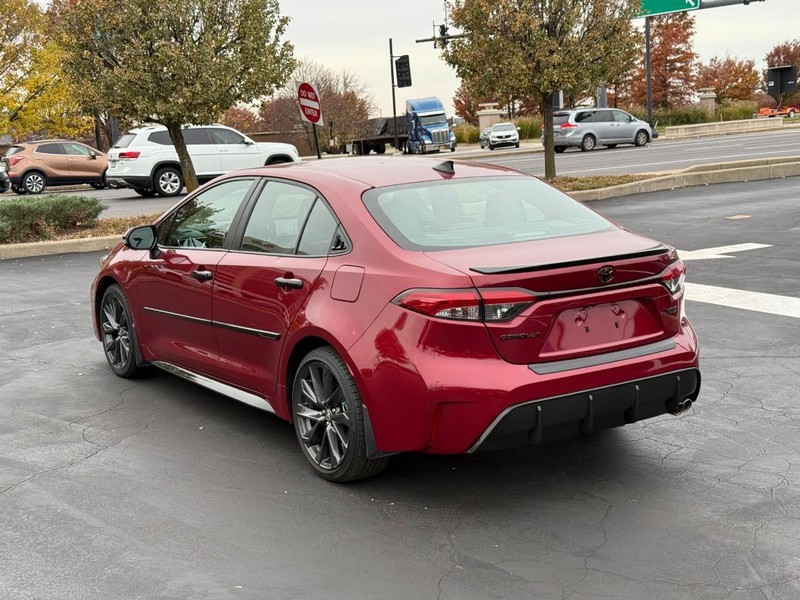 Toyota Corolla Vehicle Full-screen Gallery Image 3