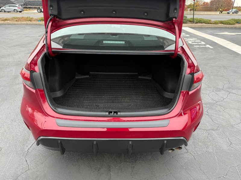 Toyota Corolla Vehicle Full-screen Gallery Image 6