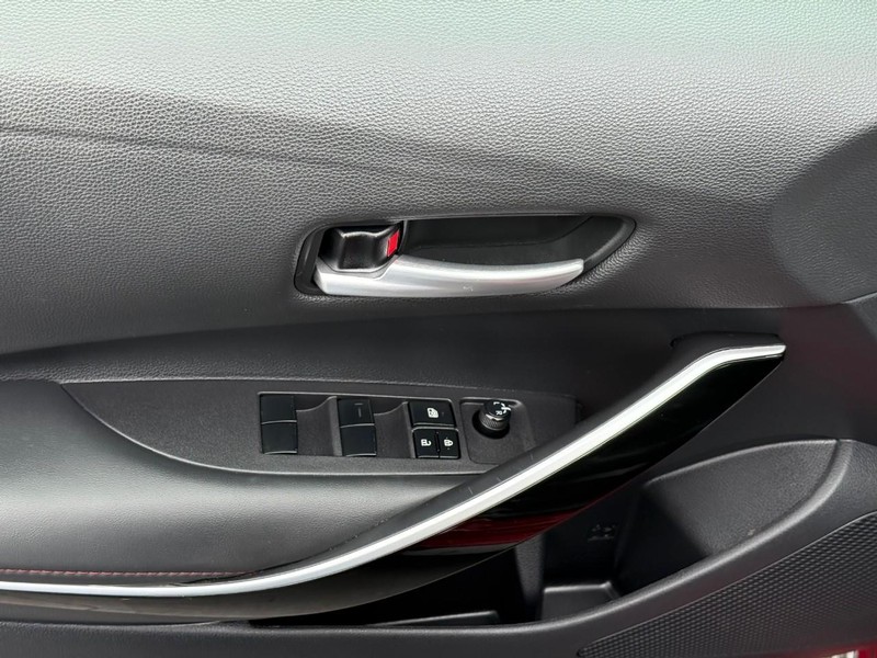 Toyota Corolla Vehicle Full-screen Gallery Image 17