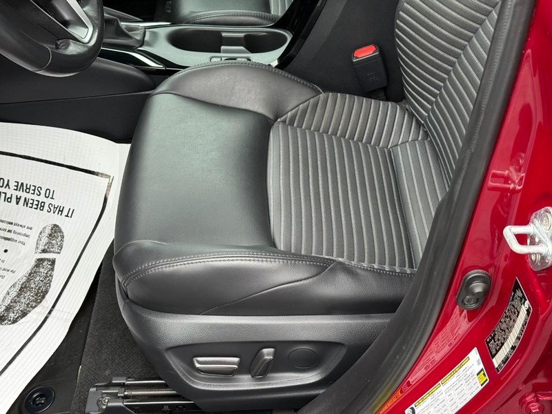 Toyota Corolla Vehicle Full-screen Gallery Image 18