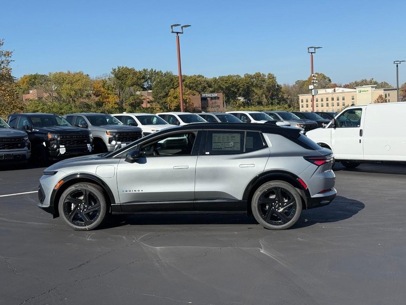 Chevrolet Equinox EV Vehicle Full-screen Gallery Image 2