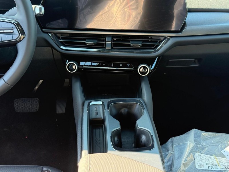 Chevrolet Equinox EV Vehicle Full-screen Gallery Image 11