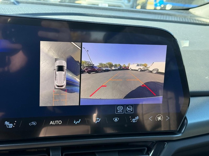 Chevrolet Equinox EV Vehicle Full-screen Gallery Image 15