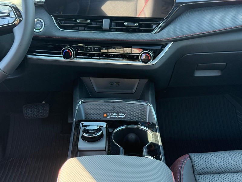 Chevrolet Equinox Vehicle Full-screen Gallery Image 10