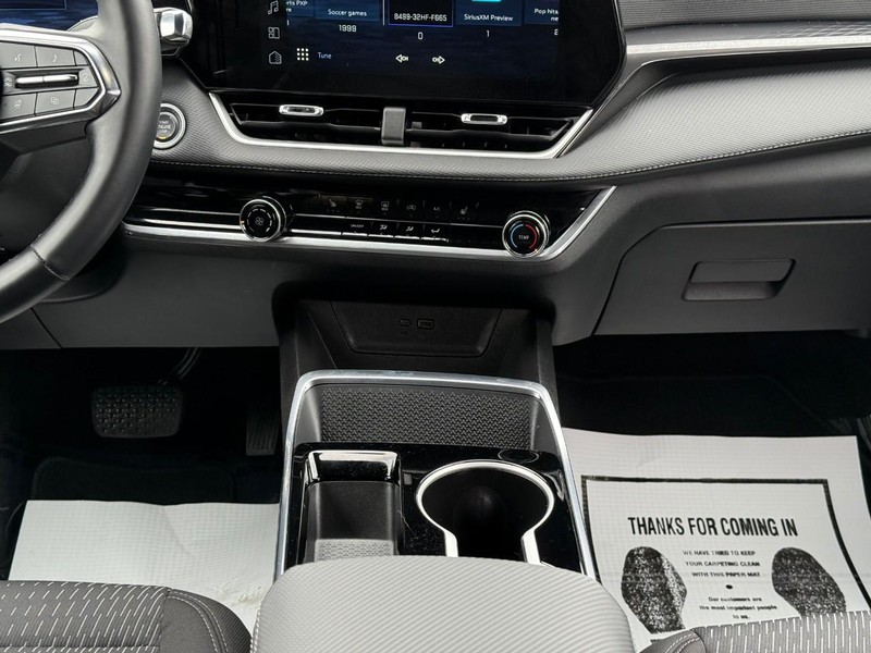 Chevrolet Equinox Vehicle Full-screen Gallery Image 15