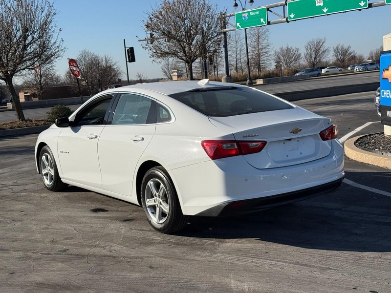Chevrolet Malibu Vehicle Full-screen Gallery Image 3