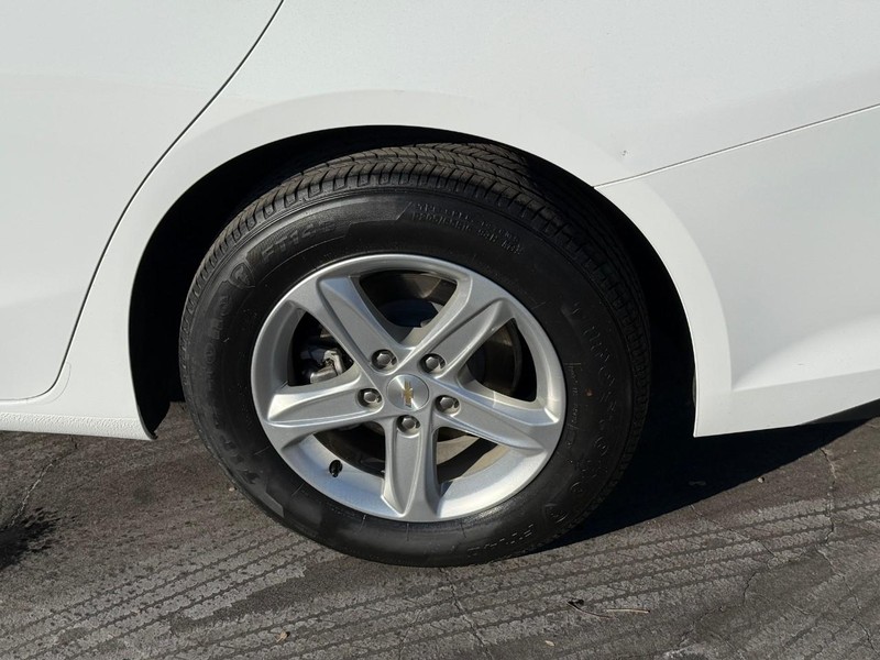 Chevrolet Malibu Vehicle Full-screen Gallery Image 4