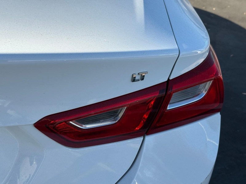 Chevrolet Malibu Vehicle Full-screen Gallery Image 5