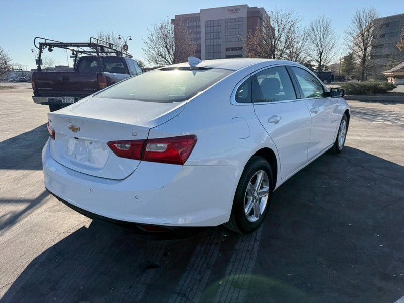 Chevrolet Malibu Vehicle Full-screen Gallery Image 7