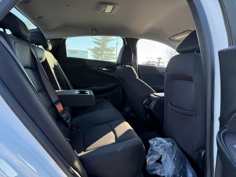 Chevrolet Malibu Vehicle Full-screen Gallery Image 9