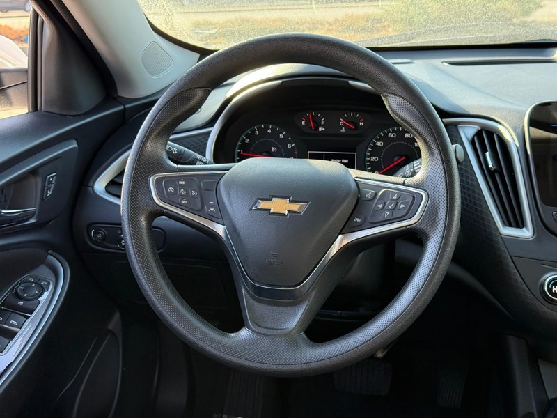 Chevrolet Malibu Vehicle Full-screen Gallery Image 11