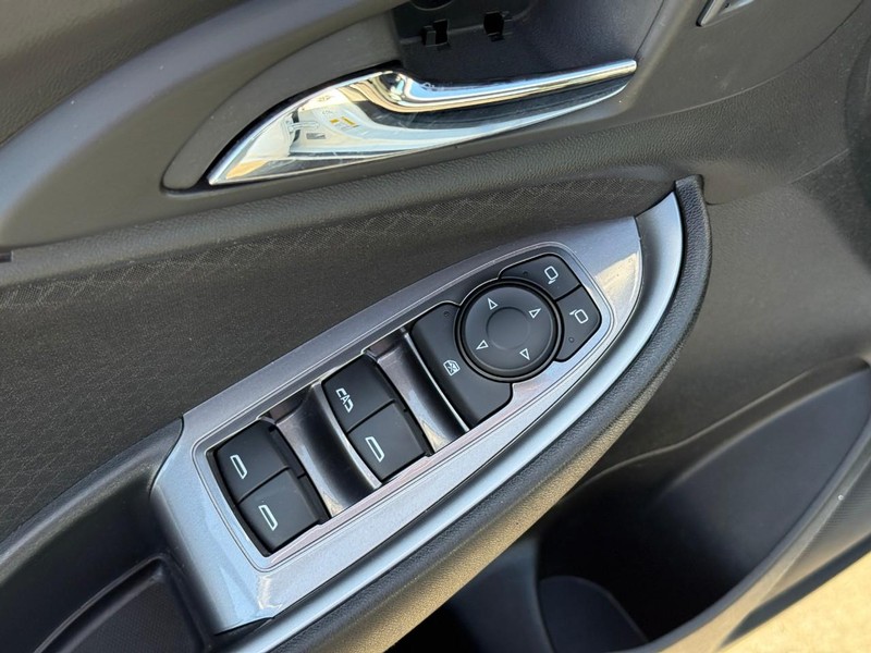 Chevrolet Malibu Vehicle Full-screen Gallery Image 15