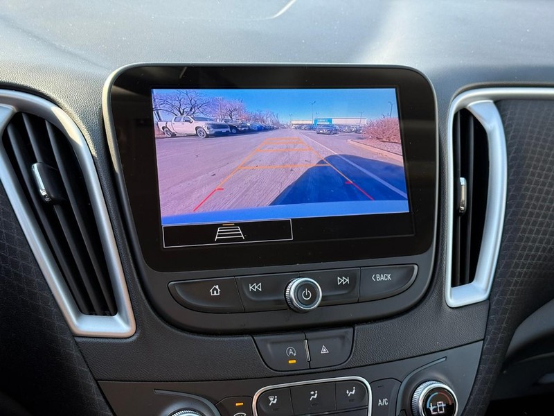 Chevrolet Malibu Vehicle Full-screen Gallery Image 23