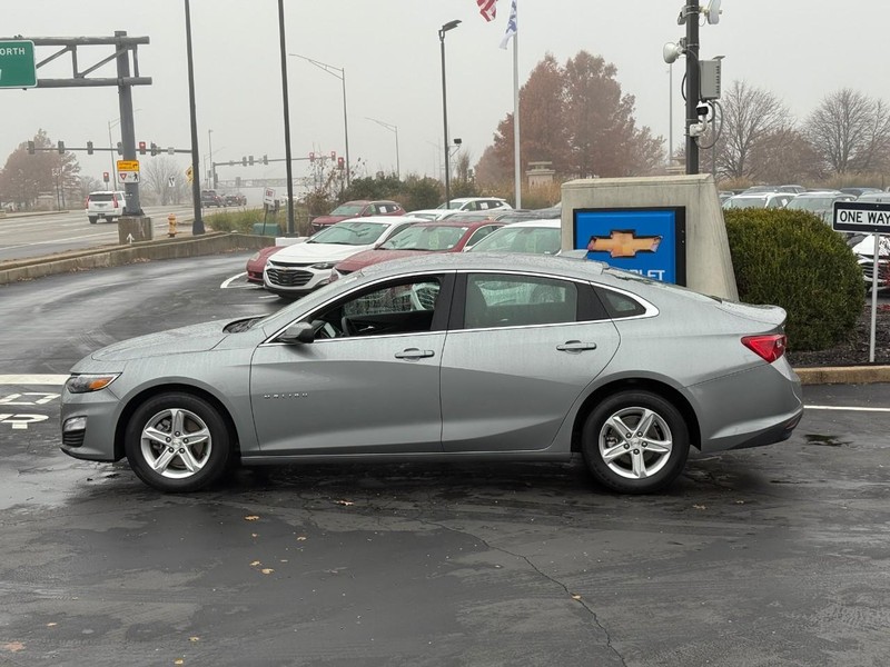Chevrolet Malibu Vehicle Full-screen Gallery Image 2