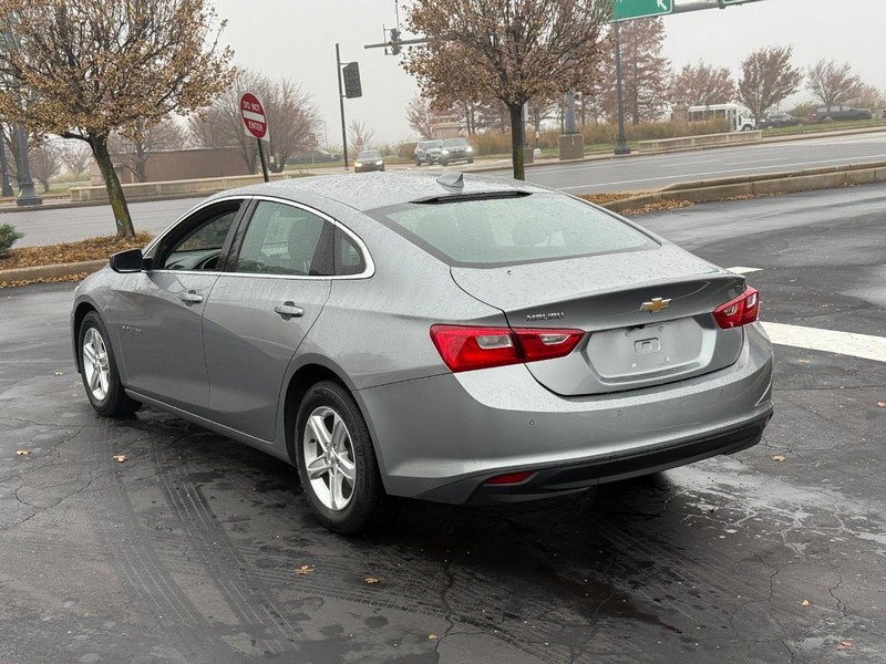 Chevrolet Malibu Vehicle Full-screen Gallery Image 3