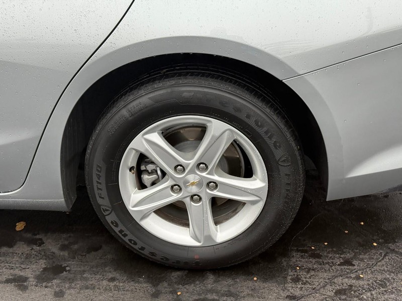 Chevrolet Malibu Vehicle Full-screen Gallery Image 4