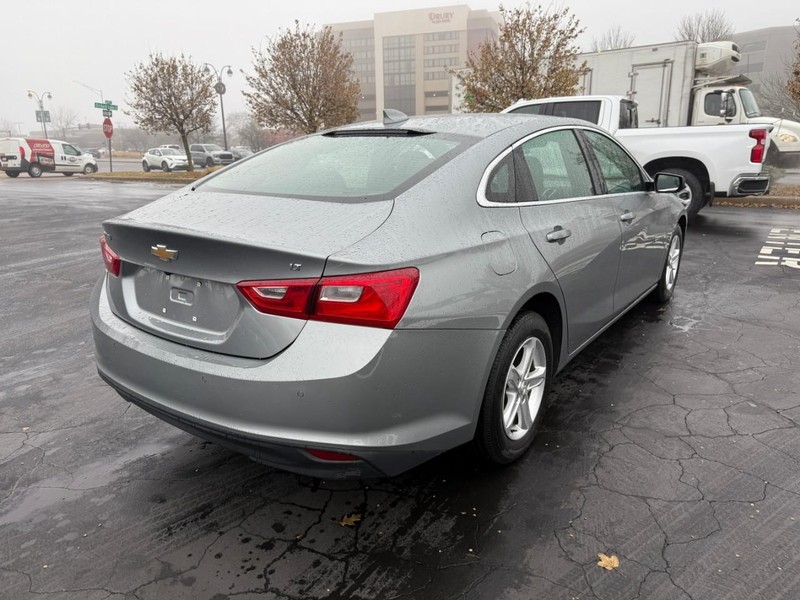 Chevrolet Malibu Vehicle Full-screen Gallery Image 7