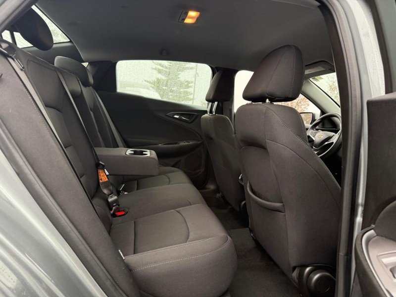 Chevrolet Malibu Vehicle Full-screen Gallery Image 10