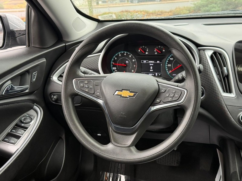 Chevrolet Malibu Vehicle Full-screen Gallery Image 12