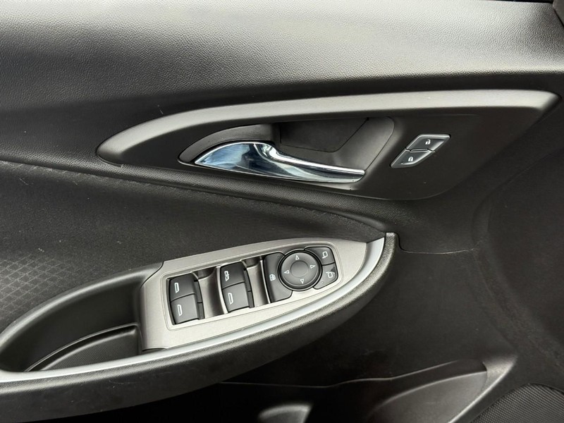 Chevrolet Malibu Vehicle Full-screen Gallery Image 15