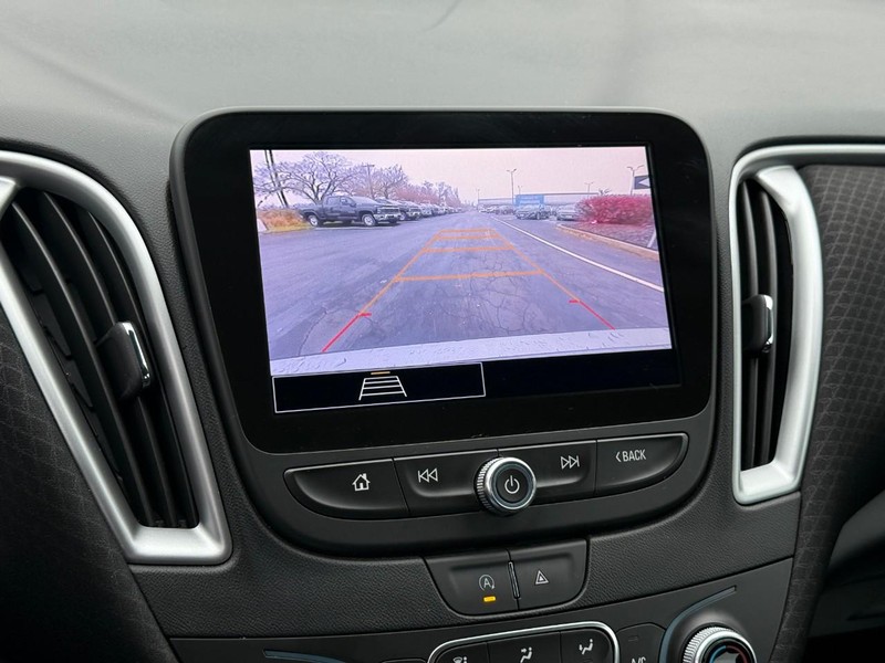 Chevrolet Malibu Vehicle Full-screen Gallery Image 23