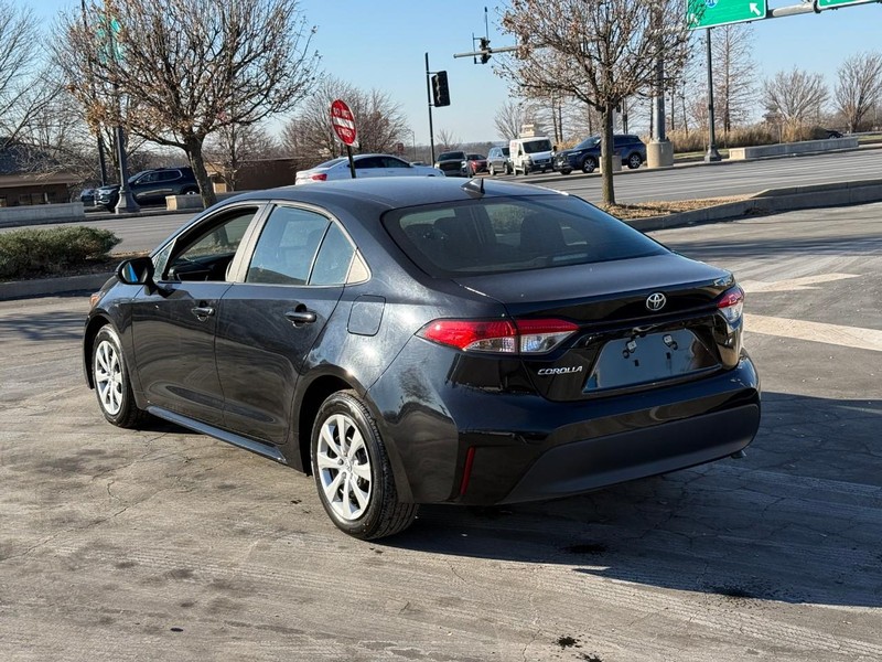 Toyota Corolla Vehicle Full-screen Gallery Image 3
